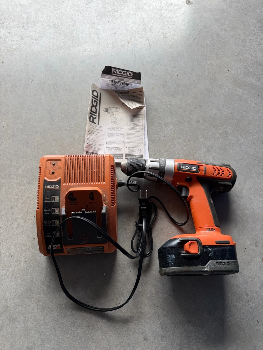 Ridgid 18V 3/8 Cordless Drill Model R84001 W/Charger WORKS